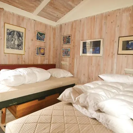 Сasa de vacaciones Four Bedroom Holiday In *